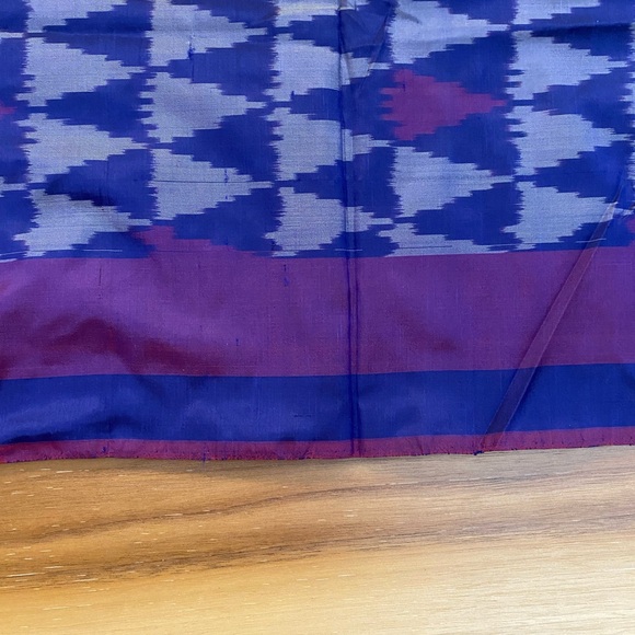 Large Silk Batik Scarf in excellent condition - Picture 9 of 14